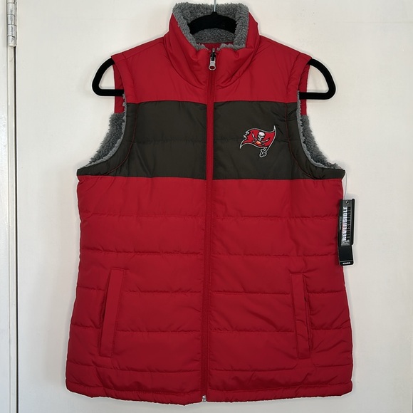 NFL Tampa Bay Buccaneers NWT Women's Red Puffer Fleece Reversible Vest Sz Medium - Picture 2 of 14